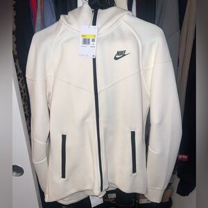 WOMEN’S NIKE TECH